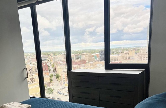 SKYLOFT CONDOMINIUM DOWNTOWN/ 19TH FLOOR