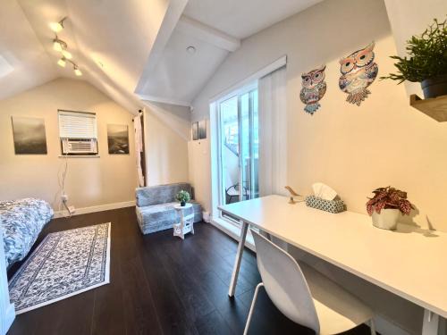SkyTrain Laneway Rooms