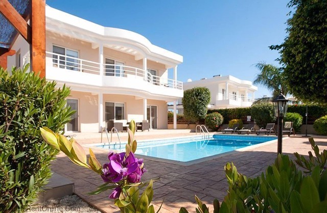 Villa Skytrees - Villa de 4 dormitorios y 3 baños con piscina privada cerca del mar. A pie de tabernas