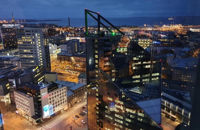 Skyview Suite - Breathtaking Views From Bed and From Jacuzzi. City Center Skyscraper Upper Floors