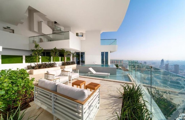 SkyVilla FIVEhotel JVC Private pool