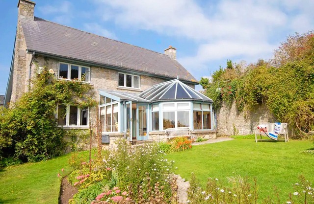 SLADE COTTAGE, pet friendly, with a garden in St Brides Major
