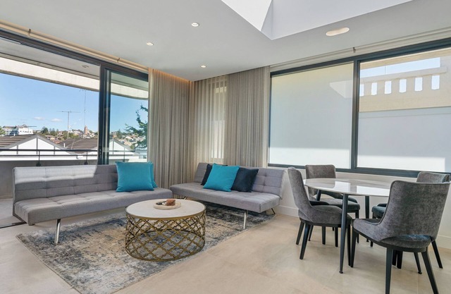 Sleek 1BR Apartment w/ Skylight near Coogee Beach
