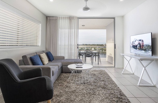 Sleek 2-Bed Unit With Expansive Water Views