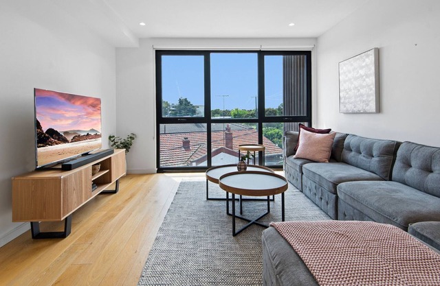 Sleek 3-Bed Terrace near Sports Centre and Zoo