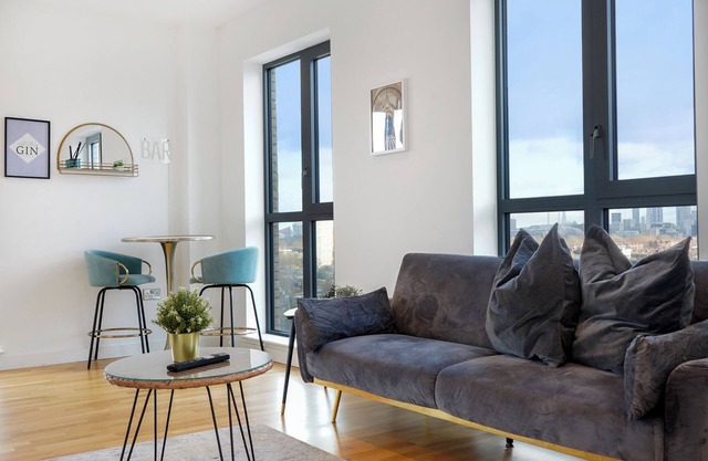 Sleek 3-bedroom penthouse with private balcony in Battersea, Clapham