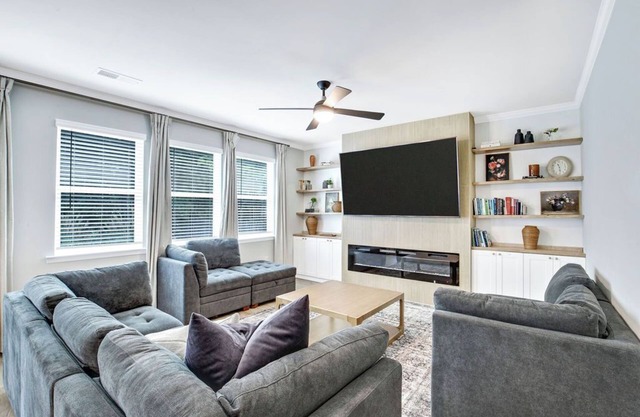 Sleek Airy 4 Bedroom New Build Home in Clean Quiet Neighborhood 15min to Airport