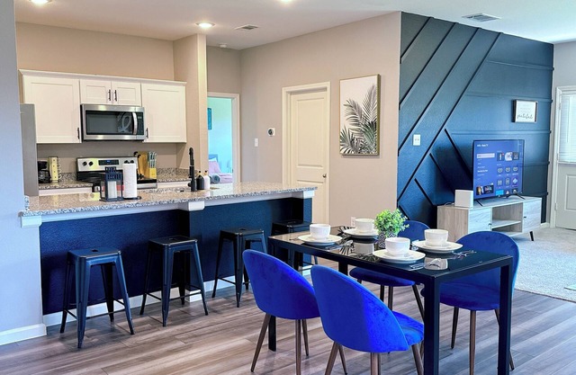 Sleek and Modern home. Perfect for extended stay. Pets friendly