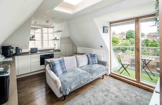 Sleek and Stylish 1BD Apt w/ Balcony, Hammersmith