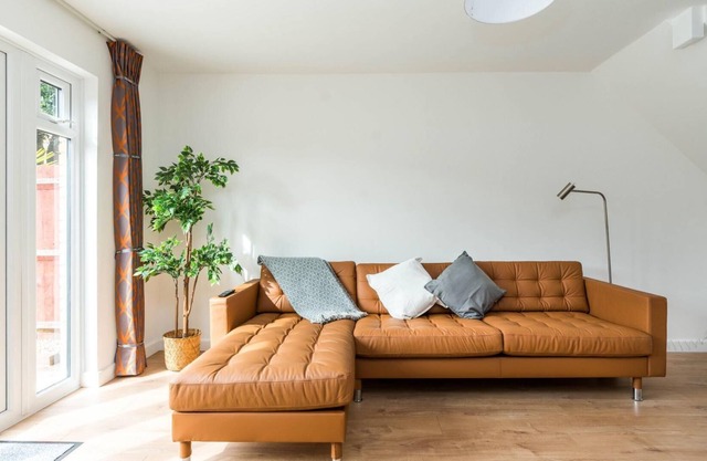 Sleek and Stylish 2BD Home with a Garden Anerley