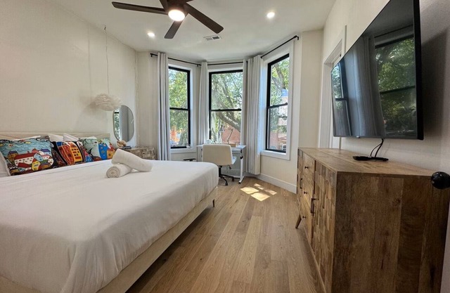 Sleek Avondale Condo - King and Queen + Spa Bath + Garage + Sass