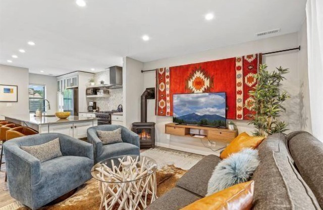 Sleek Chic Mountain Retreat with Loft Studio | HOT TUB | Walk to Downtown & NAU