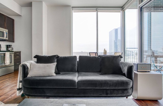 Sleek Downtown 1BR w/ Gym, Deck & W/D, walk to 6th St bars, by Blueground