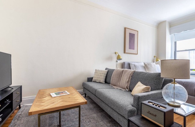 Sleek Downtown Studio w/ W/D, Doorman, nr. Boston Common, by Blueground