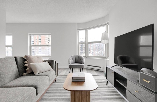 Sleek Gold Coast Studio w/ Gym & Lounge, 1 block from L, by Blueground