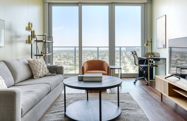 Sleek Long Beach 1BR, w/ Gym & Pool