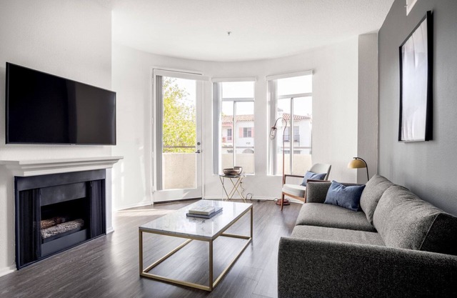 Sleek Mid-Wilshire 1BR w/ Rooftop, BBQ’s, nr. The Grove, by Blueground