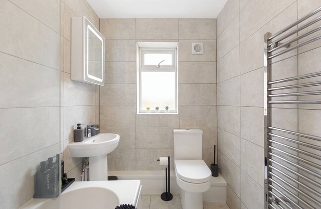 Sleek Reading Apartment Near Town Centre - Stylish Stay for Work or Leisure