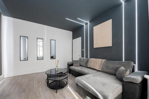 Sleek Retreat Modern Home with Games Room and Home Cinema Lounge-Sleeps 8