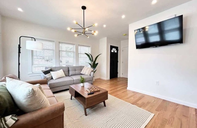 Spotless and Modern Apt w/2Ba,W/D,King Bed,Parking
