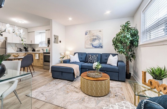 Sleek Suite, Close to Lake Ontario, Port Credit