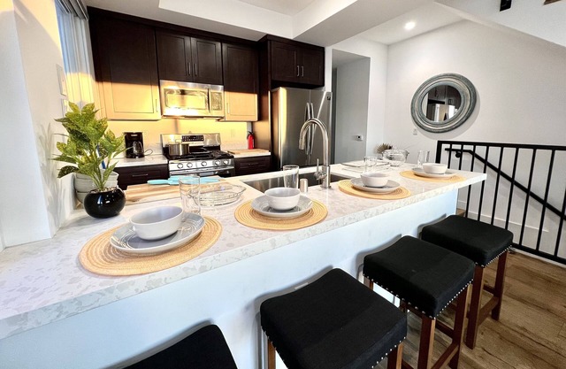 Sleek Townhouse Getaway + Private Rooftop Deck 🍹