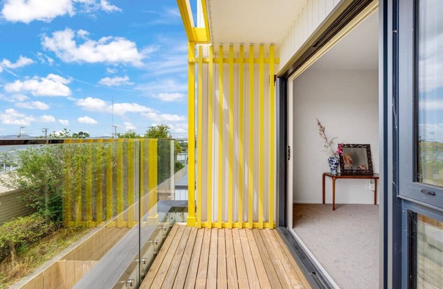 Sleek Utopia Townhouse with Deck and Air-con