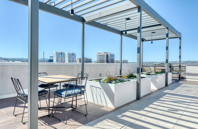 Sleek Woodland Hills 1BR w/ Pool & Gym, near Warner Center, by Blueground