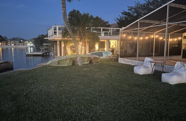 NUEVO LISTADO Crystal River Boathouse - Propiedad única, Boathouse sobre el agua.