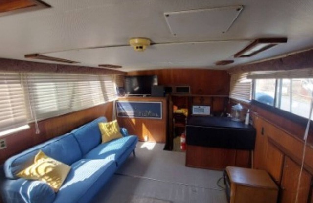 Sleep on a boat :) Enjoy your summer adventure on this classic YACHT 43 foot