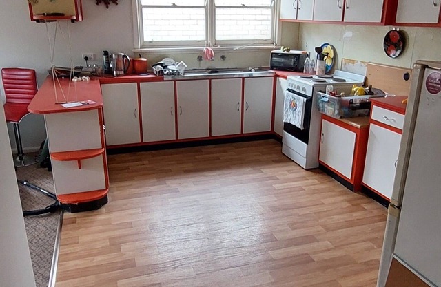 sleep up to 8 great family home with back yard shop across the road