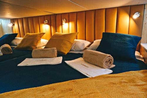 SLEEPBOAT Golden Life