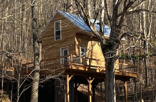 TREE HOUSE- HOT TUB, no hay registros de domingo, chattanooga cerrada 18 millas