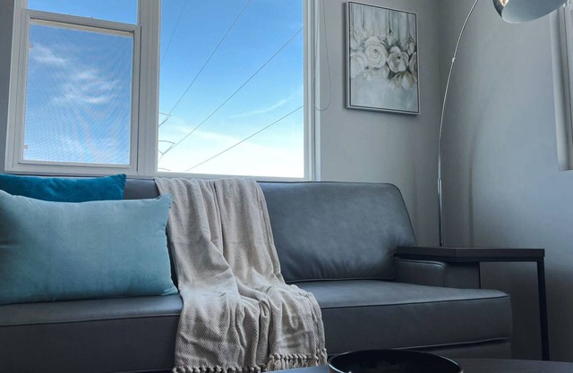 Sleepover: Extraordinary 1BD/1BA + Gym - Downtown Omaha