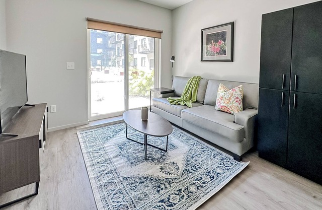 Sleepover: Spacious 1BD/1BA + Balcony - Downtown Omaha