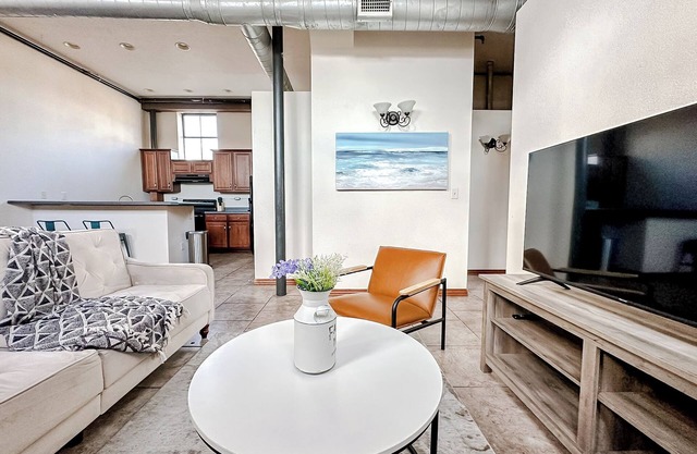 Sleepover: Stylish 2BD/1BA Condo- Downtown Springfield