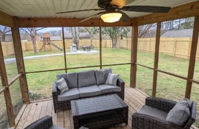 Sleeps 10, 2 baths, 12 mins from downtown