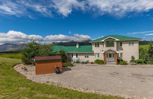 Sleeps 10-5 mins from Waterton Entrance-WCV A
