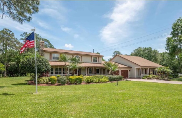 Sleeps 10 / pet friendly/pool/plus game room