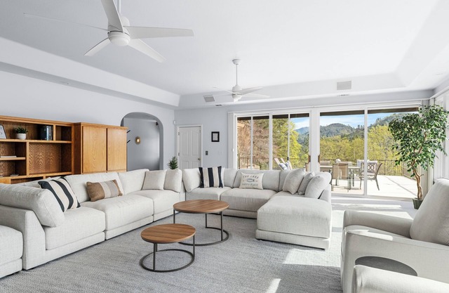 Sleeps 12! Charming 4BR house with Game Room, Large Garage & Stunning Lakeviews
