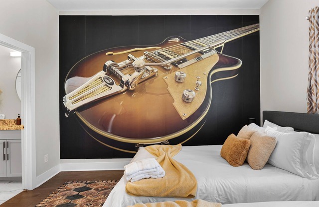 Sleeps 15 - Pet Friendly! Hot Tub/Full Gym/Poker - Near Broadway