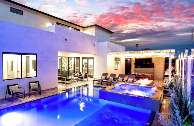 Sleeps 15/Walk to Old Town/Luxury Pool/Spa/Firepit