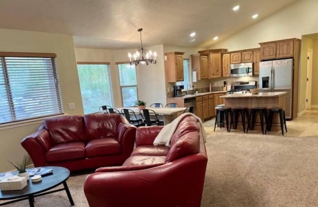 Sleeps 16, 10 Mins to Airport