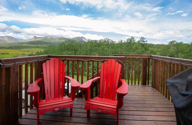 Sleeps 16-5 mins from Waterton Entrance-WCV-C