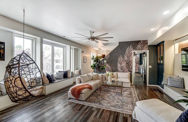 Sleeps 17 Event House in Cincinnati with 6 Bedrooms 5 Lofts