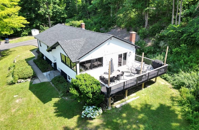 Sleeps 18! Dock, Lake access, pool table, 2 kitchens, Large area to entertain.