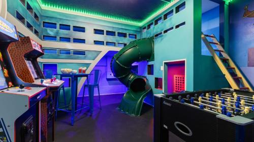 Sleeps 18 Solterra Resort Pool GameRoom Themed BDRs Broad Oak by AvantStay