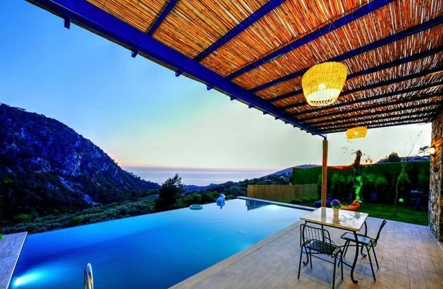 Sleeps 2, Villa with Heated Pool - AWZ 273