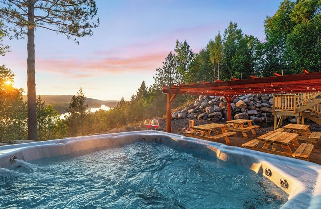 Sleeps 20-Lake Views-Ski-Golf-Game Room-Arcades-Sauna-Jacuzzi-Playground-Firepit
