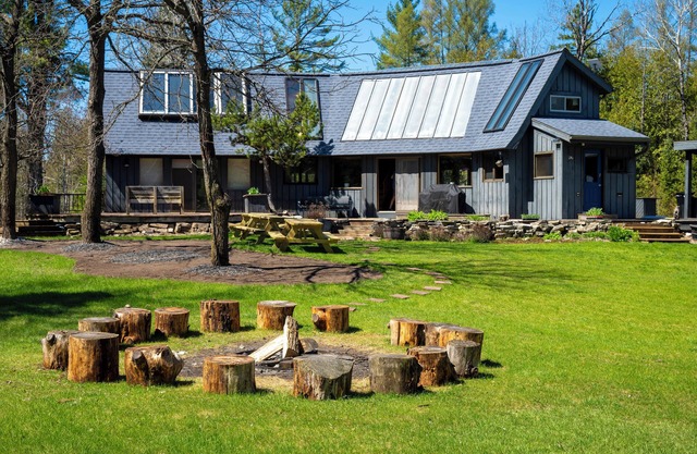Sleeps 20+!!! Pets OK! 4 Bedrooms, Bonus Room, Bunk House. 40 Acres! Pool Table!
